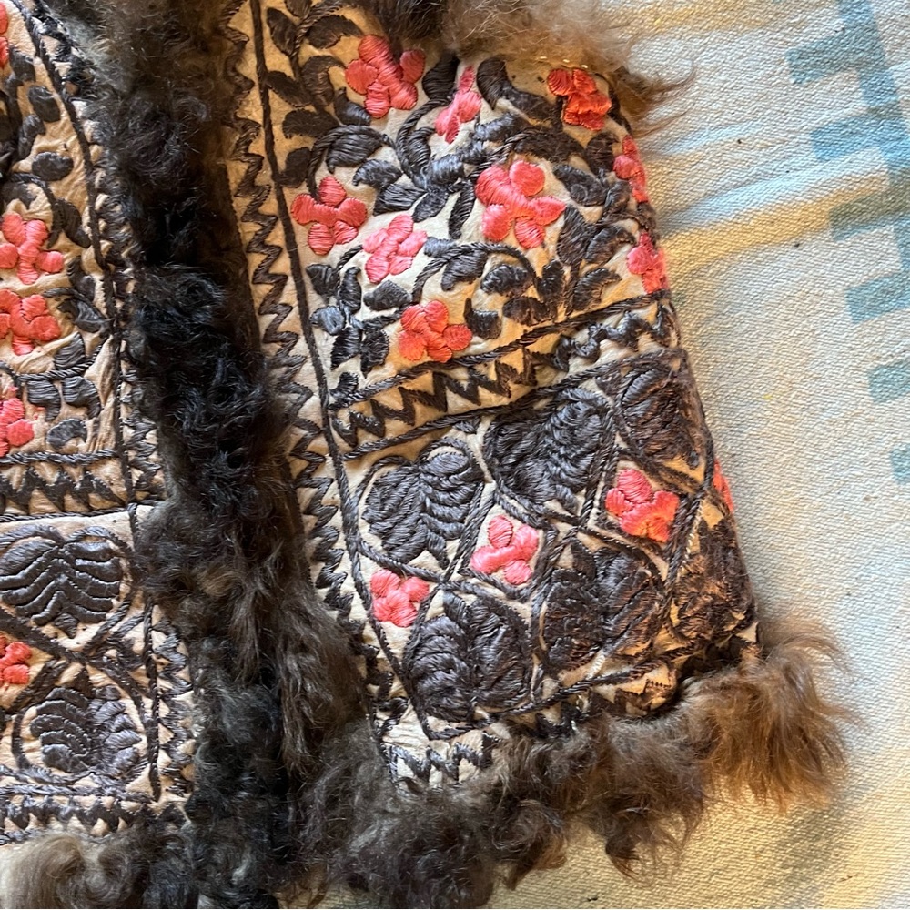 Vintage Shearling Embroidered Sheepskin Leather Vest Afghan Floral Handmade Rare - Picture 5 of 15